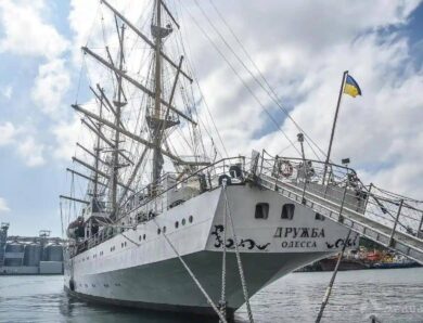 Росіяни атакували вітрильний фрегат в Одеському морпорту