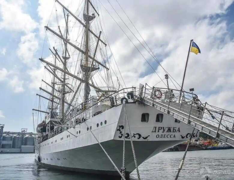 Росіяни атакували вітрильний фрегат в Одеському морпорту