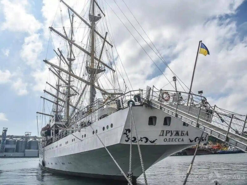 Росіяни атакували вітрильний фрегат в Одеському морпорту