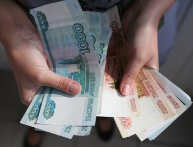 Росіяни масово знімають гроші через збої інтернету
