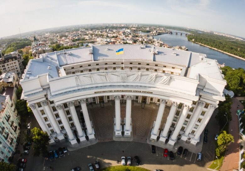 Росіяни пошкодили будівлю МЗС у центрі Києва