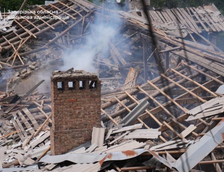 Росіяни повторно вдарили по Запоріжжю, є жертви