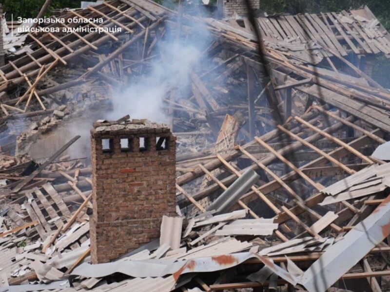 Росіяни повторно вдарили по Запоріжжю, є жертви