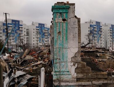 Росіяни в Маріуполі переробили демонтовані будинки у 100 тис. тонн щебеню