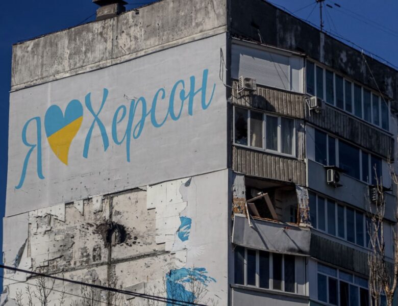 Росіяни вдарили по Херсону з артилерії: троє постраждалих