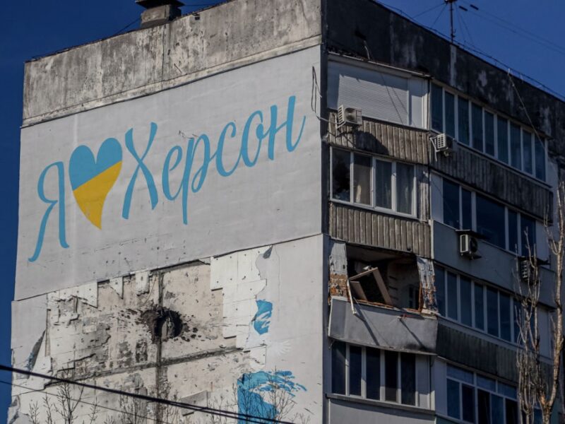 Росіяни вдарили по Херсону з артилерії: троє постраждалих