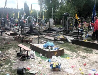 Росіяни вдарили по кладовищу на Чернігівщині, є постраждала