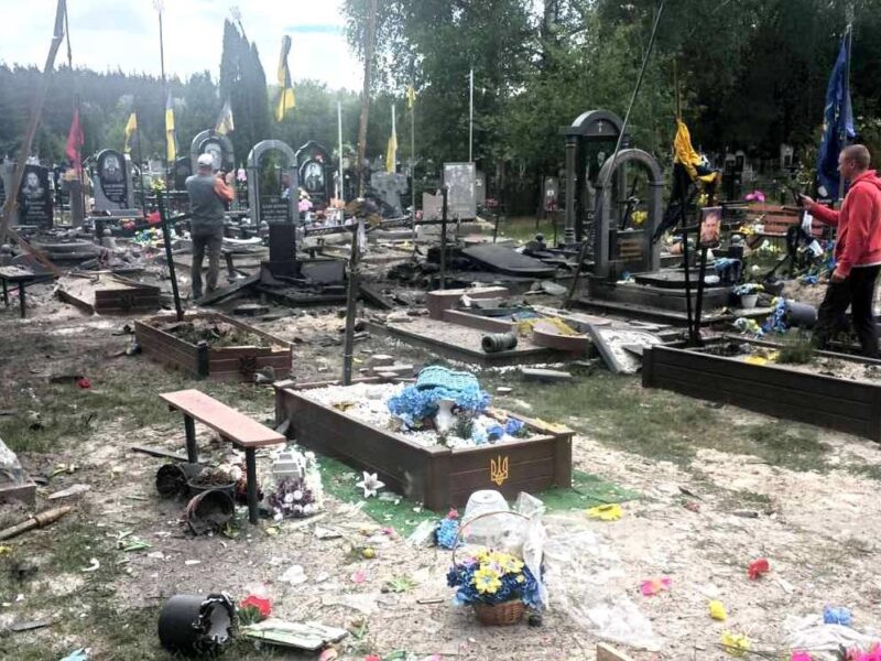 Росіяни вдарили по кладовищу на Чернігівщині, є постраждала