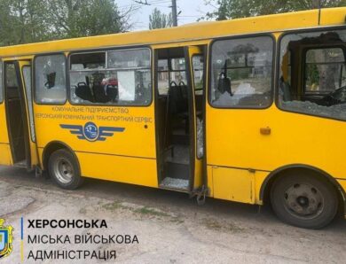 Росіяни вдарили по маршрутці в Херсоні, є поранені