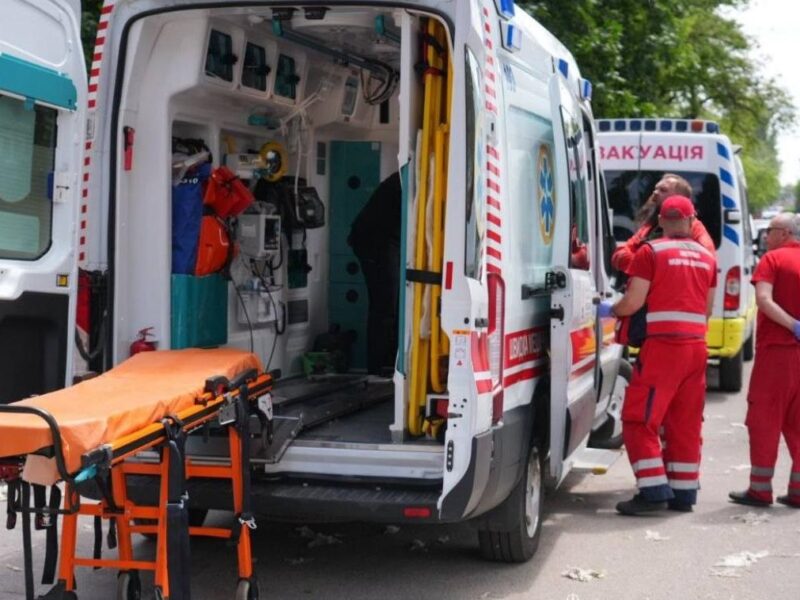 Росіяни вдарили по Запоріжжю: троє травмованих, горять авто
