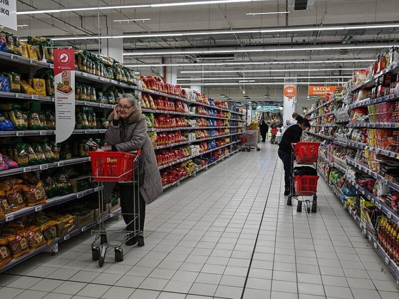 Росіяни вперше за шість років стали менше ходити до магазинів за продуктами