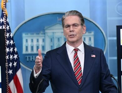США знову продовжили послаблення санцій проти нафти з РФ