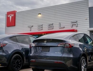 Tesla відкликала майже 220 тисяч електромобілів