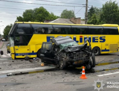 У Борисполі джип зіткнувся з автобусом, є загиблий і постраждалі