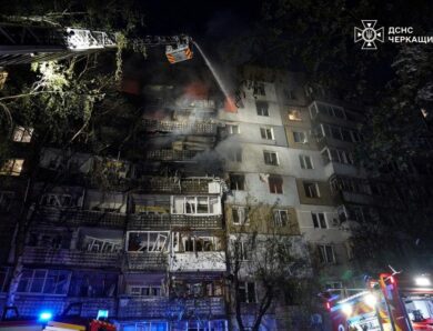У Черкасах дрон РФ влучив у багатоповерхівку, 11 поранених