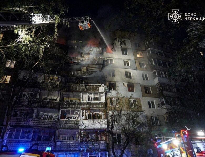 У Черкасах дрон РФ влучив у багатоповерхівку, 11 поранених