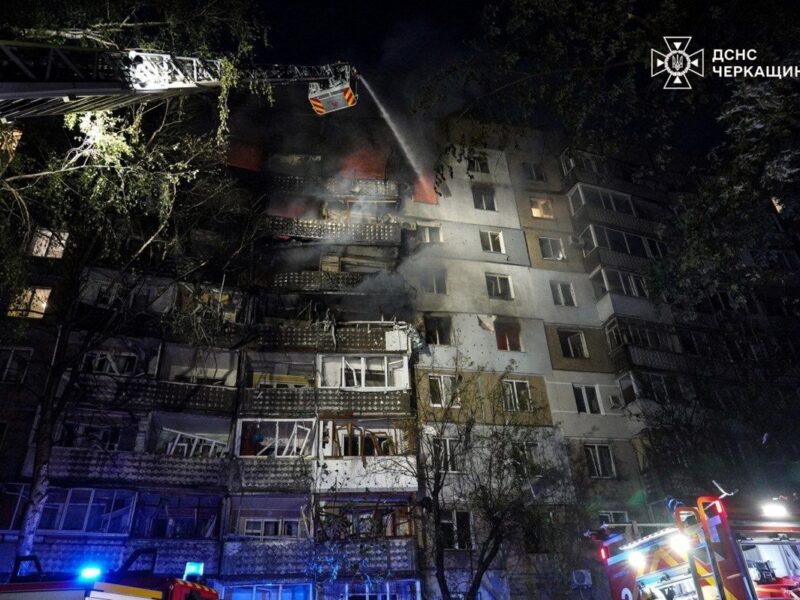 У Черкасах дрон РФ влучив у багатоповерхівку, 11 поранених