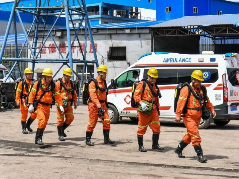У Китаї через вибух на шахті загинули 82 гірники