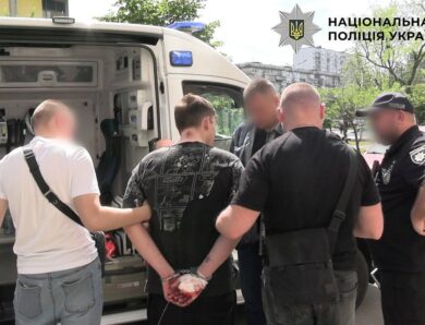 У Києві чоловік зірвався з 11 поверху, тікаючи від росіянина