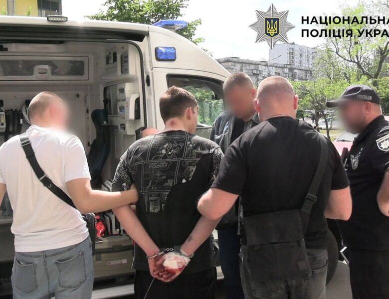 У Києві чоловік зірвався з 11 поверху, тікаючи від росіянина