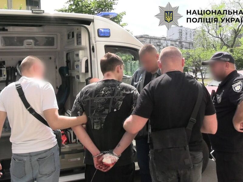 У Києві чоловік зірвався з 11 поверху, тікаючи від росіянина