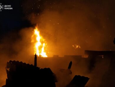 У Києві пожежа охопила три будинки