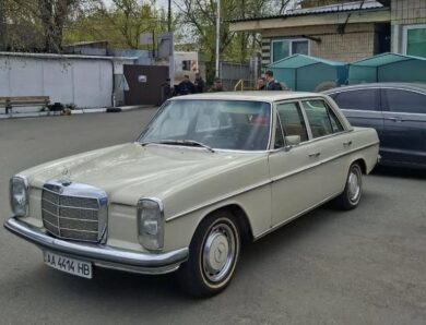 У Києві засвітився Mercedes-Benz W115 1970 року в оригінальному стані