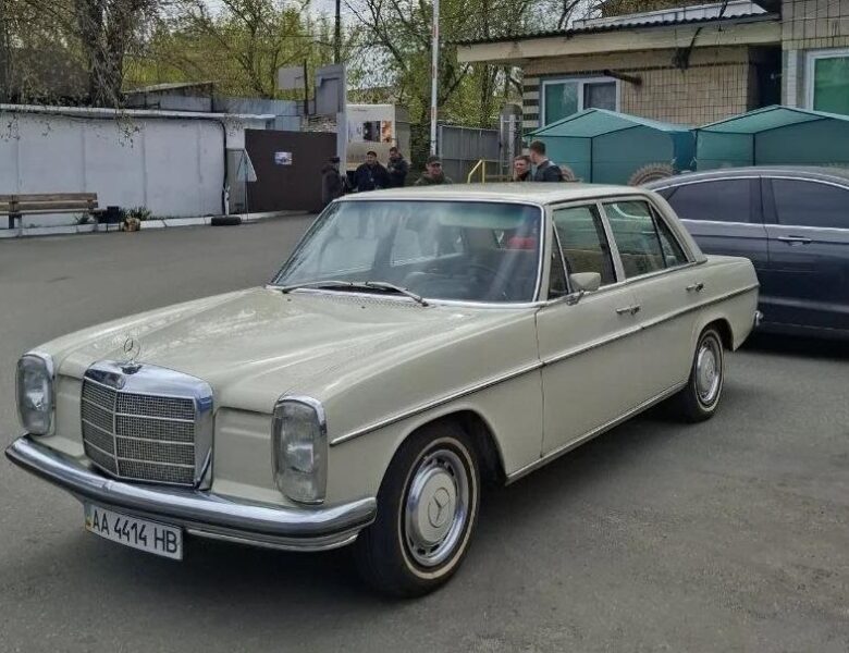 У Києві засвітився Mercedes-Benz W115 1970 року в оригінальному стані