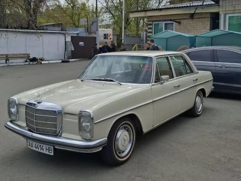 У Києві засвітився Mercedes-Benz W115 1970 року в оригінальному стані