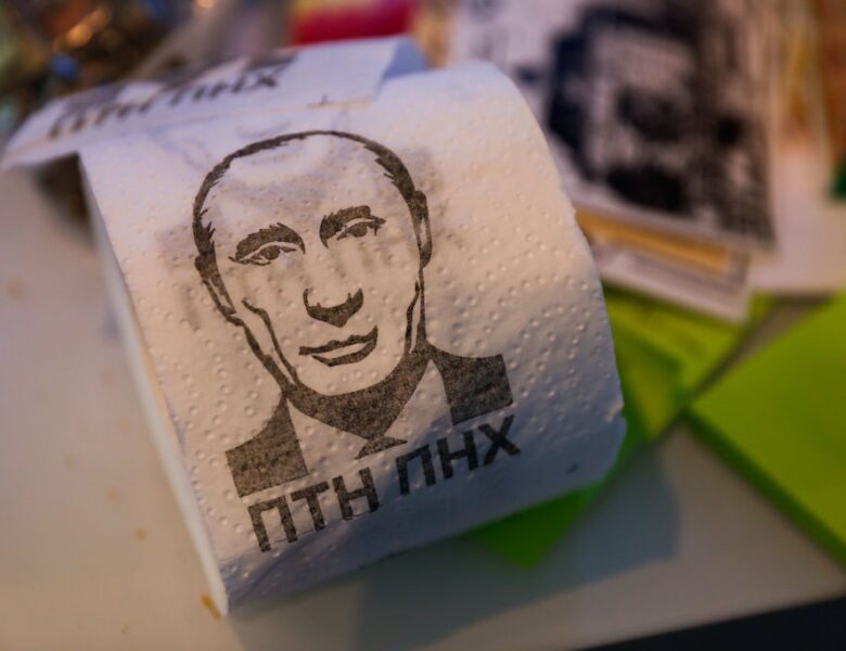 У Литві на 9 травня роздавали туалетний папір із Путіним