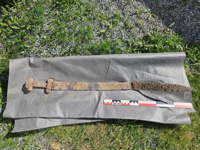 У Норвегії шестирічний хлопчик знайшов у полі меч віком 1300 років