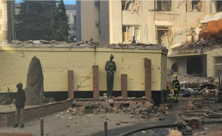 Удар по Києву: пошкоджена будівля МЗС, музей, церкви, театр і виші
