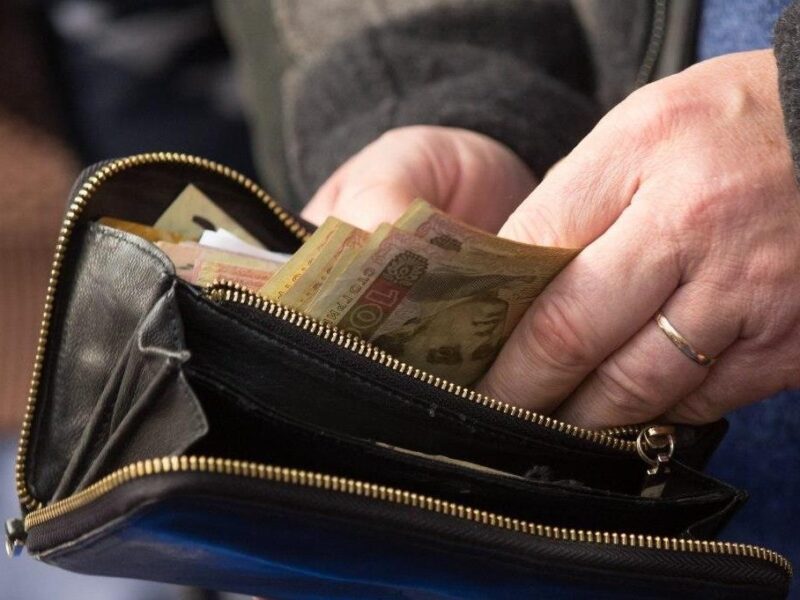 Українців не влаштовують їх зарплати