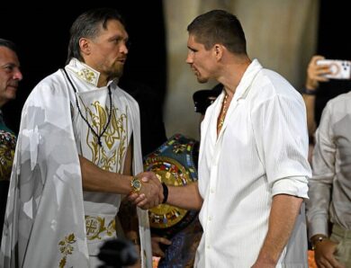Усик різко відповів критикам перед боєм
