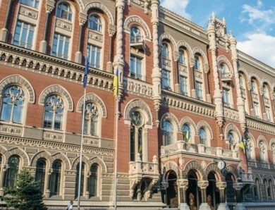 Валютні інтервенції НБУ в квітні зменшилися на 24,8%