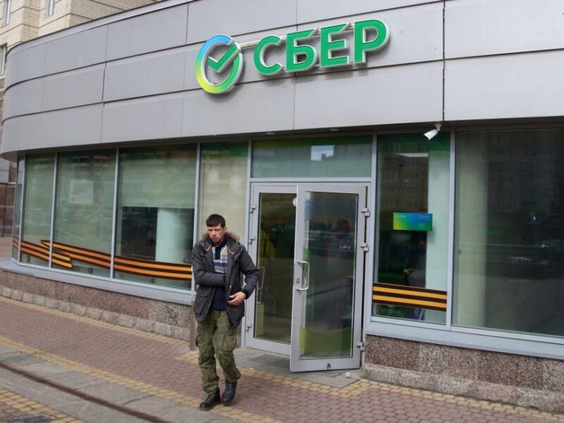 Відключення інтернету: Росіяни “винесли” з банків рекордну суму грошей
