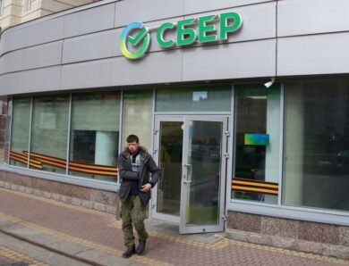 Відключення інтернету: росіяни “винесли” з банків рекордну суму коштів