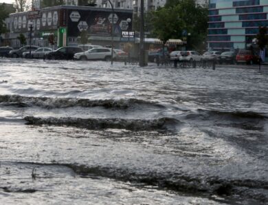 Вулиці опинилися під водою: Київ накрила злива