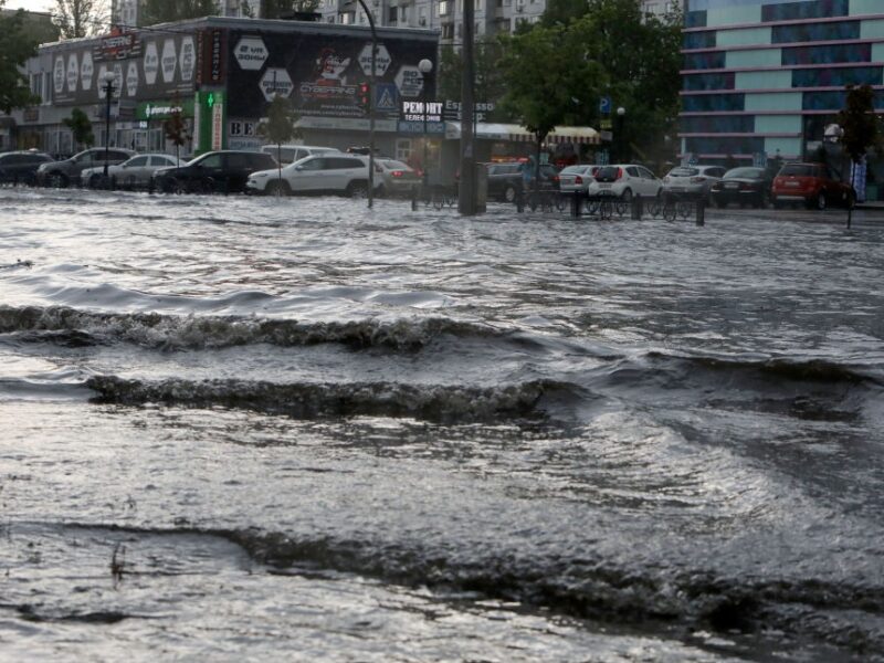 Вулиці опинилися під водою: Київ накрила злива