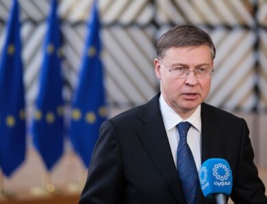 Єврокомісар підписав меморандум про макрофінансову допомогу ЄС для України