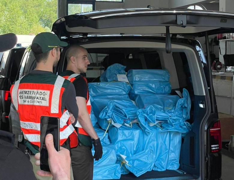 З’явилося фото грошей, які Будапешт повернув Києву