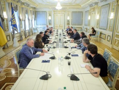 Зеленський зустрівся із представниками фракції Слуга народу