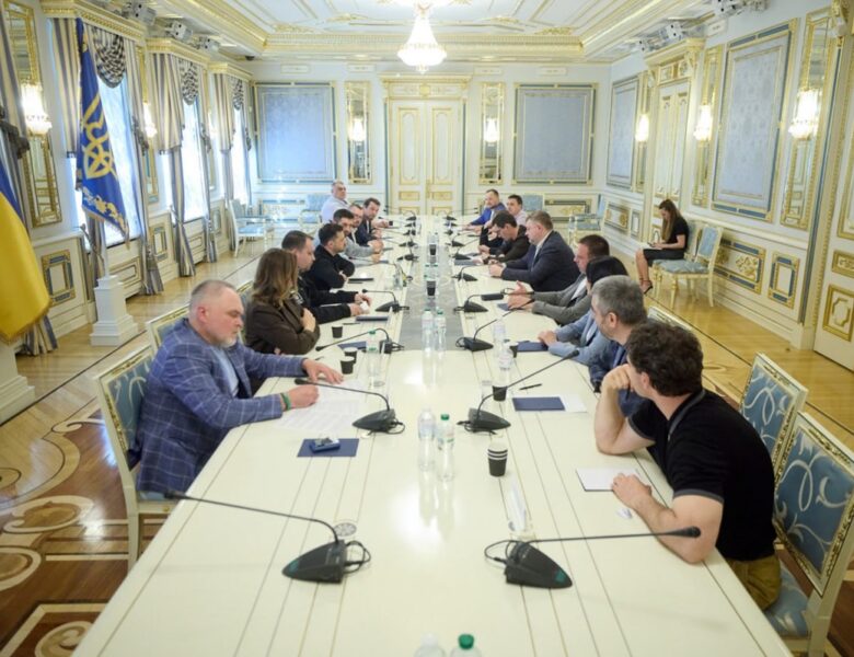 Зеленський зустрівся із представниками фракції Слуга народу
