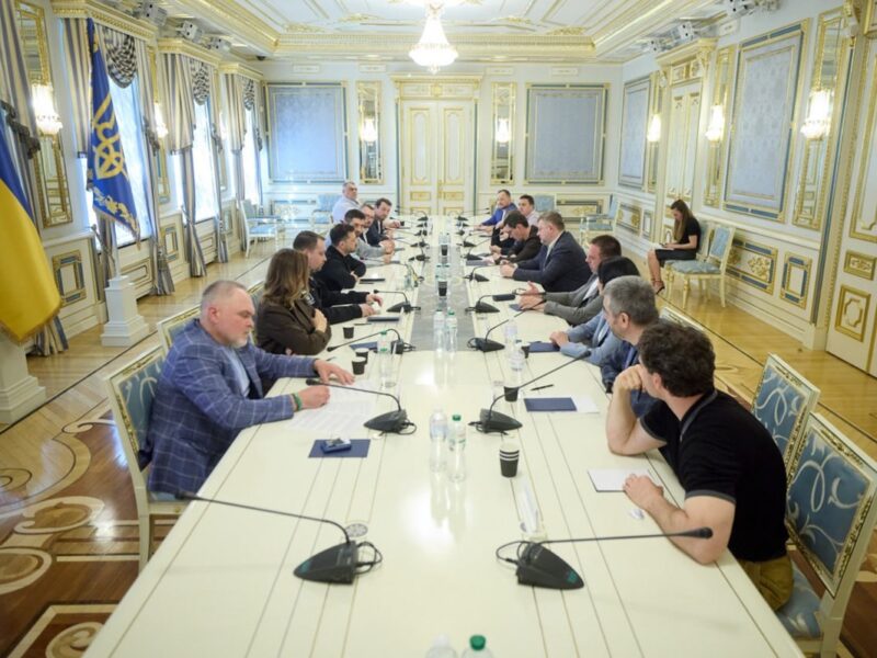 Зеленський зустрівся із представниками фракції Слуга народу