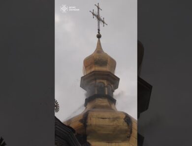 Лавра після росії. Дим над банями лаври після атаки дронів. Вода стікає по розписах, змиваючи попіл.