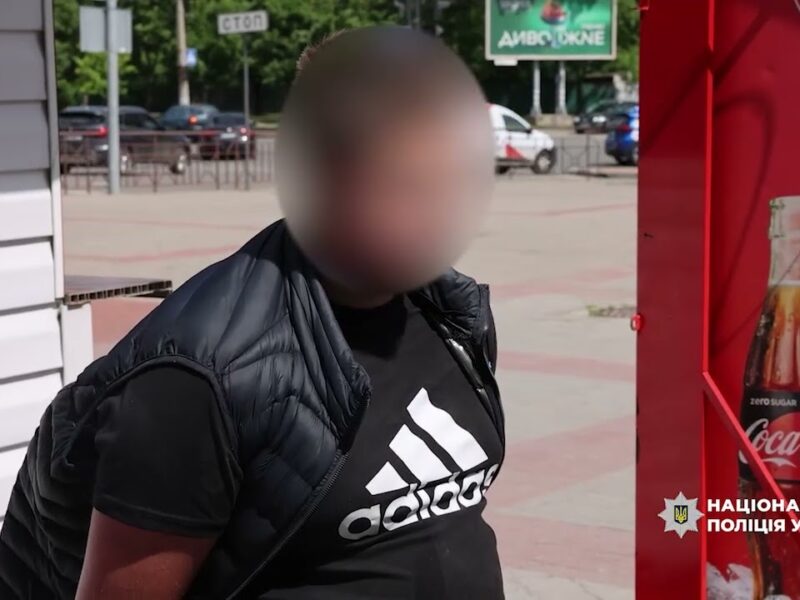 Підпалював автомобілі військовослужбовців на замовлення: поліцейські з СБУ затримали зловмисника