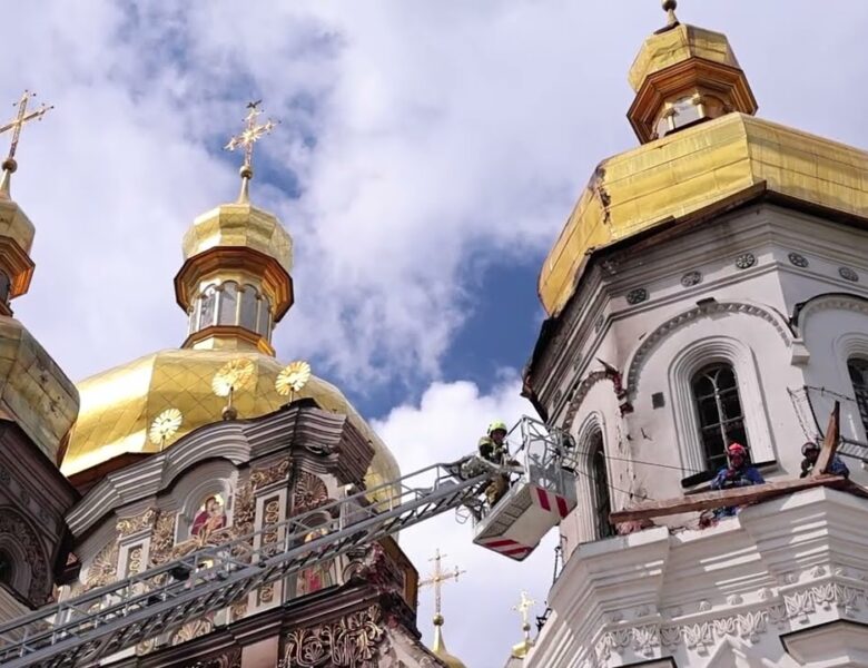 Володимир Зеленський та Ігор Клименко оглянули пошкоджений вогнем Успенський собор