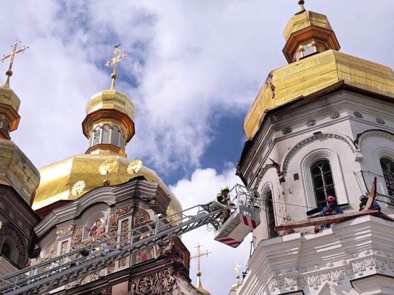 Володимир Зеленський та Ігор Клименко оглянули пошкоджений вогнем Успенський собор