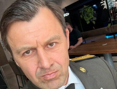 Андрій Оністрат показав могилу сина, який загинув на фронті