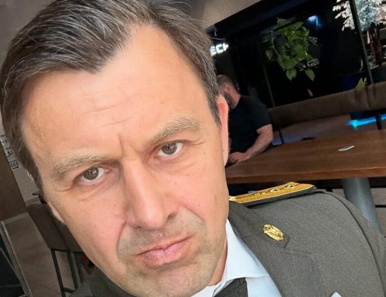 Андрій Оністрат показав могилу сина, який загинув на фронті